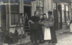 125003 Afbeelding van enkele pratende dames in de Willemstraat te Utrecht, met o.a. mevrouw van Reenen van het logement ...